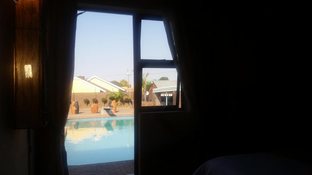 African Phoenix Guest Lodge Йоханесбург Екстериор снимка