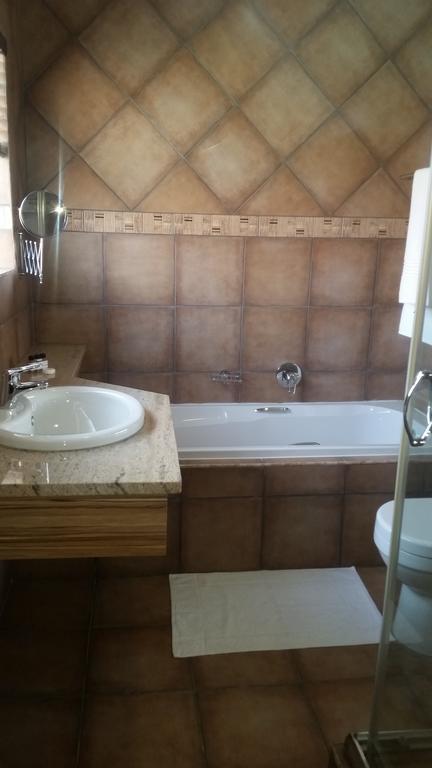 African Phoenix Guest Lodge Йоханесбург Екстериор снимка