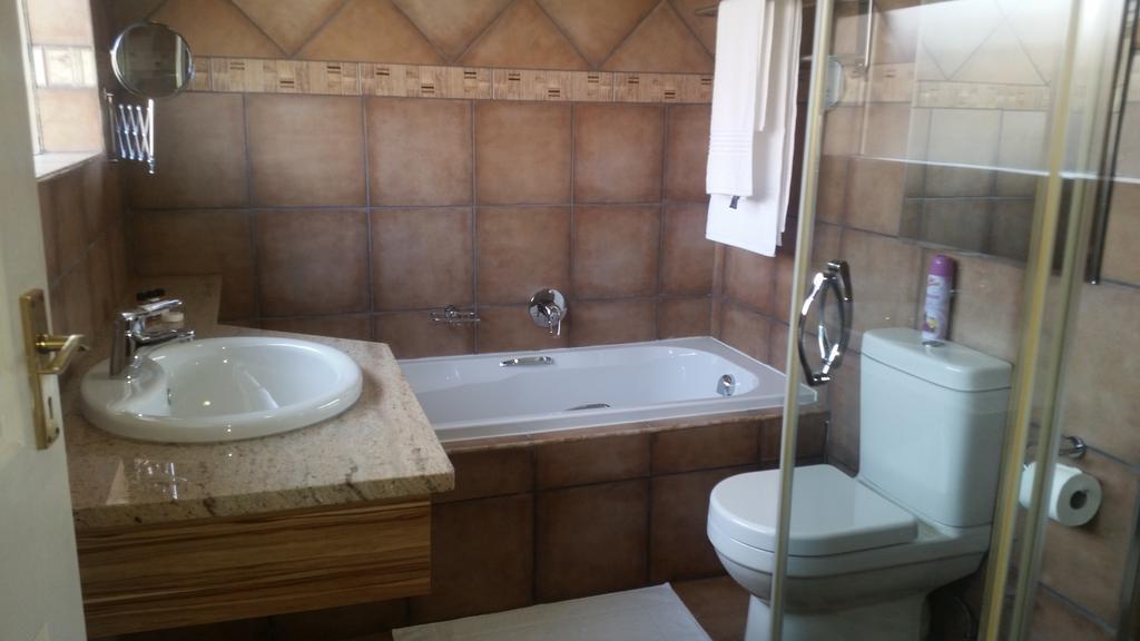 African Phoenix Guest Lodge Йоханесбург Екстериор снимка