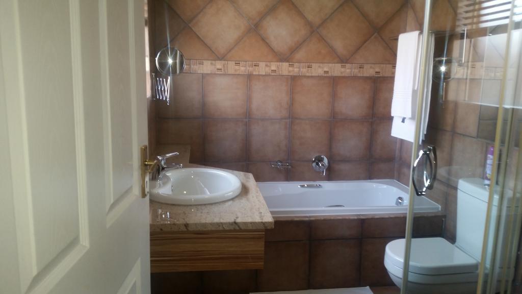 African Phoenix Guest Lodge Йоханесбург Екстериор снимка