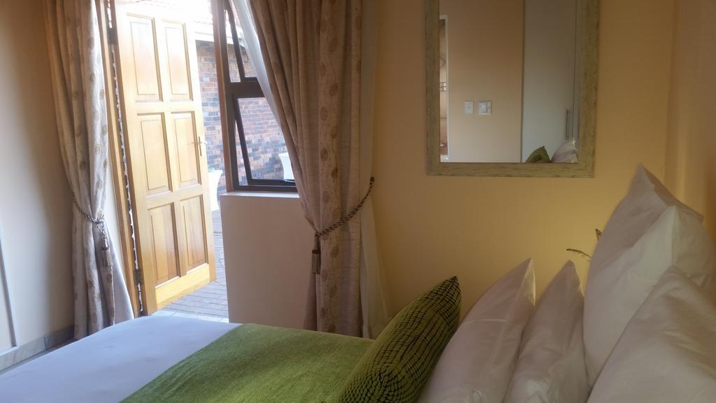 African Phoenix Guest Lodge Йоханесбург Екстериор снимка