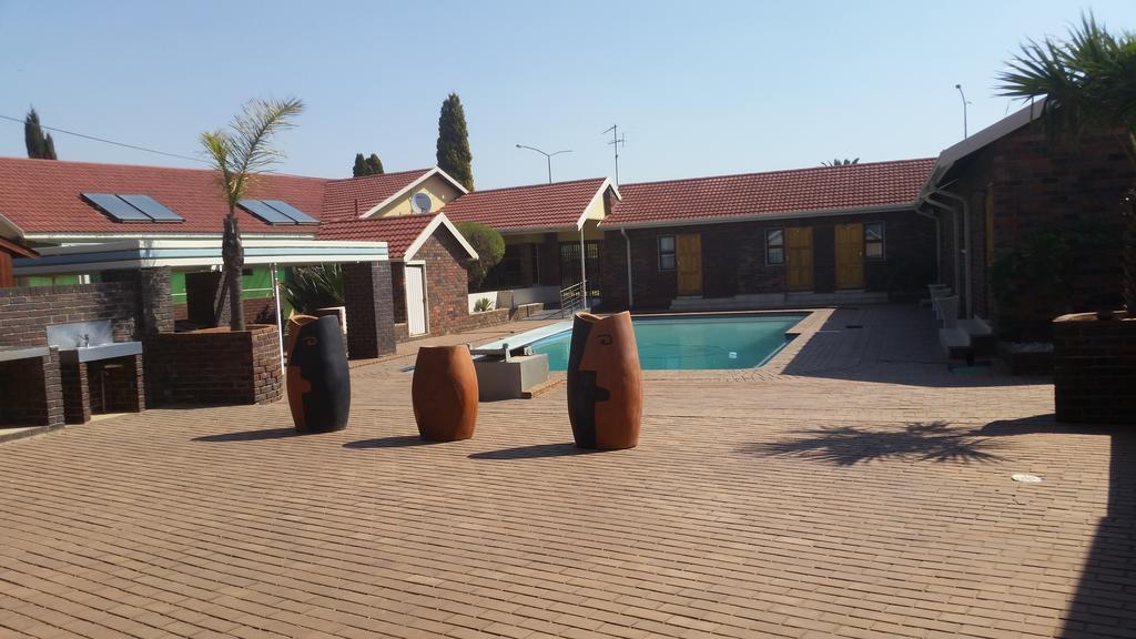 African Phoenix Guest Lodge Йоханесбург Екстериор снимка