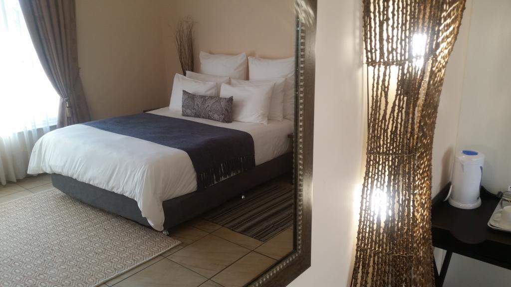 African Phoenix Guest Lodge Йоханесбург Екстериор снимка