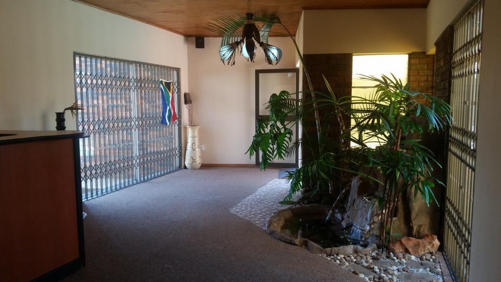 African Phoenix Guest Lodge Йоханесбург Екстериор снимка