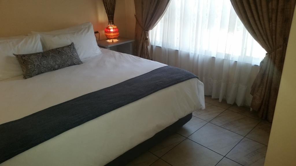 African Phoenix Guest Lodge Йоханесбург Екстериор снимка
