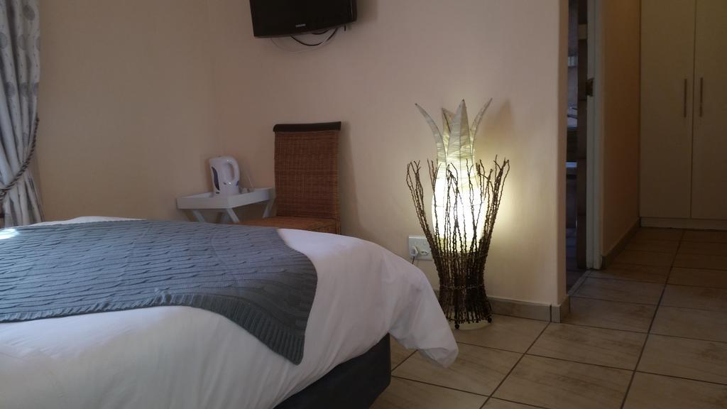 African Phoenix Guest Lodge Йоханесбург Екстериор снимка