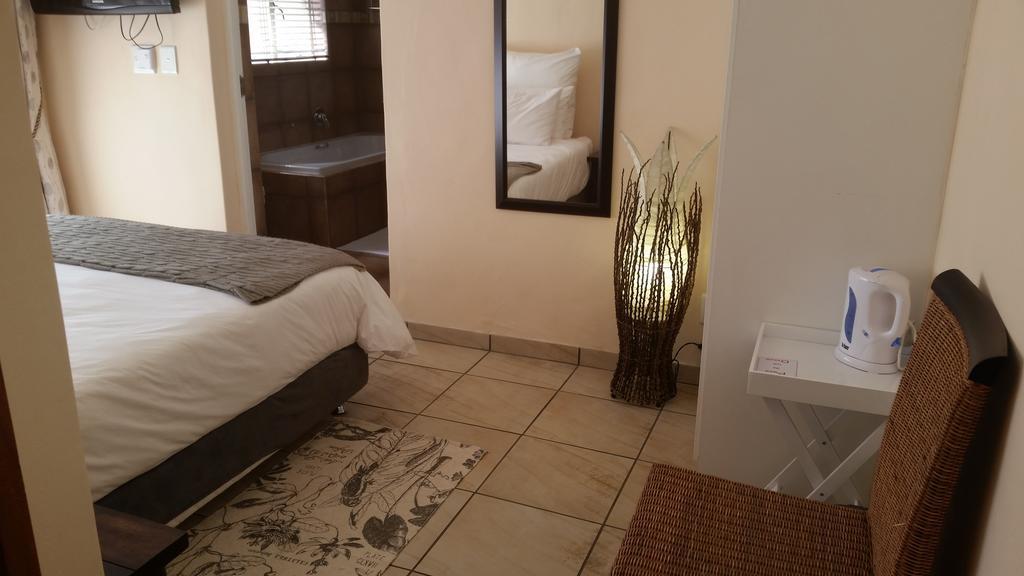 African Phoenix Guest Lodge Йоханесбург Екстериор снимка