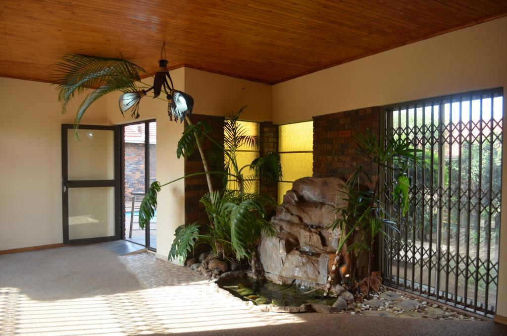 African Phoenix Guest Lodge Йоханесбург Екстериор снимка
